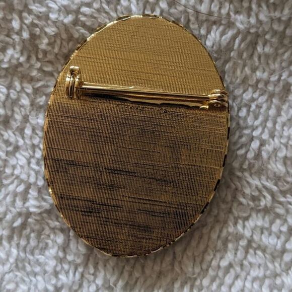 Hand Painted Ceramic Christmas Goose Pin, Gold Color Backing, Signed HFN Vintage - Picture 4 of 7